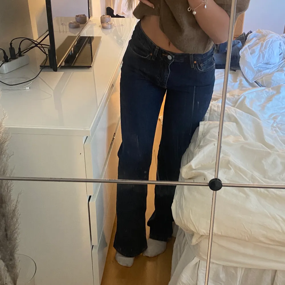 Säljer mina helt oanvända mid Waist jeans mörkblå från bikbok. Nypris 600. Farkut & Housut.