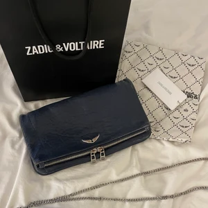 Zadig voltaire väska - Säljer min marinblåa Zadig väska! Den är använd ganska flitigt och är i helt ok skicka. Dustbag och båda kedjor följer med🙌🏻