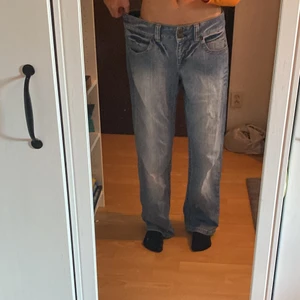 lågmidjade jeans - - Fina lågmidjade jeans - Köpta på secondhand  - För mer bilder och information dm’a:) 