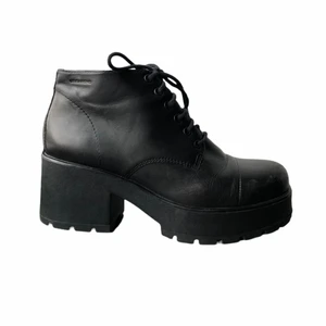 Vagabond platforms  - Kängor med plattform från Vagabond.  Storlek 40, äkta skinn. Säljs billigt då de behöver lite kärlek som snabbt kan lösas med lite skokräm 🖤