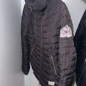 Odd Molly jacka St M - Säljer nu min odd Molly jacka i storlek M/40 då den inte passar längre. Fungerar både på sommarkvällar, höst/vår och vinter med hoddie under. Sänkt priset till 500kr pågrund av dragkejdan som man ser på sista bilden. 