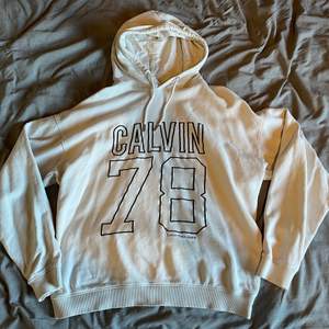 Oversized Calvin Klein hoodie i storlek M. Har två små fläckar som är svåra att se, ena är mycket svår att se. Inringat på två sista bilderna.