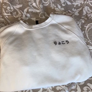 Vit Sweatshirt - Vit sweatshirt med tryck från hm med tryck framm, bak och på armen  Skric för intresse eller fler bilder💕