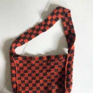 Rutig virkad väskan  - Egengjord virkad väska! Kan fås i virka färgen man vill! 