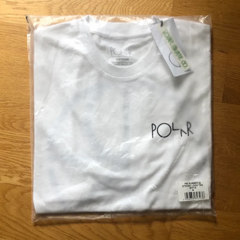 Helt ny Polar t shirt, nypris 450kr.. T-shirts.