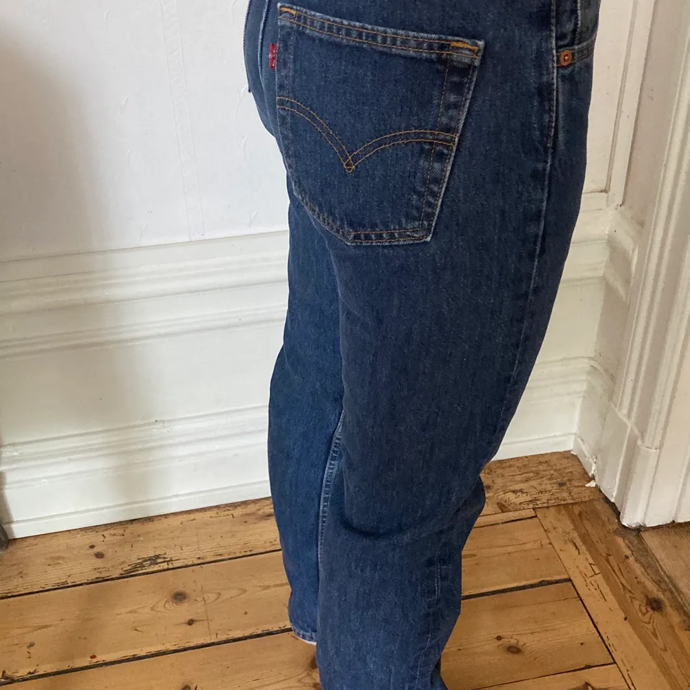 Snygga mid waist levis jeans . Jeans & Byxor.