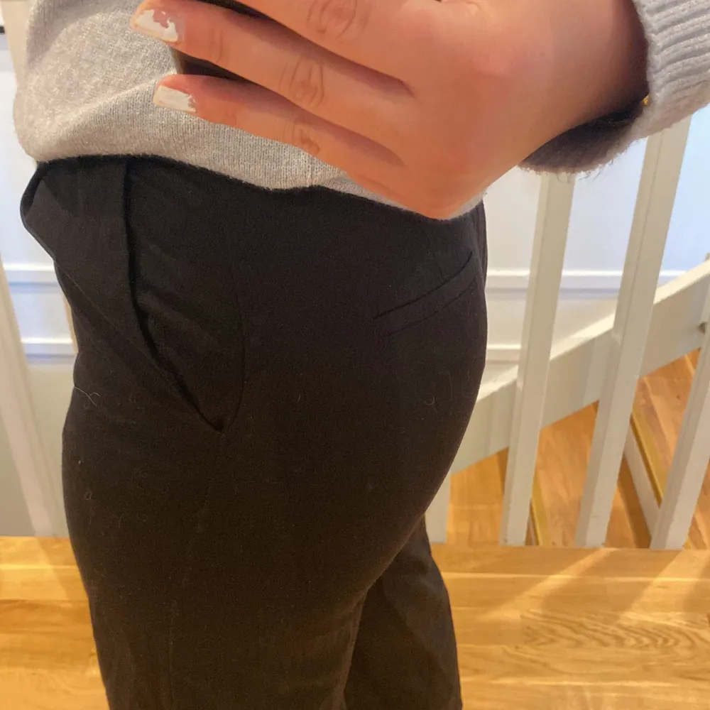 Svarta kostymbyxor från Vero Moda. Byxorna är i strl 36 och är i ett super skick!🥰  skriv för fler bilder! Nypris:400kr. Jeans & Byxor.