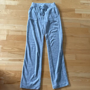 Juicy couture - Säljer mina gråa juicy byxor i storlek xs då dem aldrig andvänds. Betalar endast med Swish. Har även en grå kofta till som jag kanske vill sälja❤️