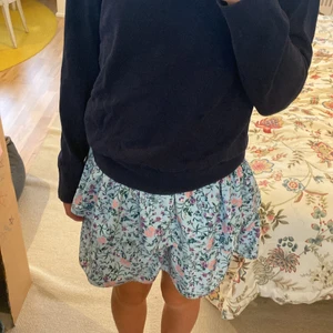 Volangkjol - Jag säljer en super fin och blommig kjol från Vero Moda🥰 Den är i storlek m men passar lika bra för storlek s. Kjolen har använts ett fåtal gånger och är i bra skick💗💗💗 Jag säljer den för 199kr.