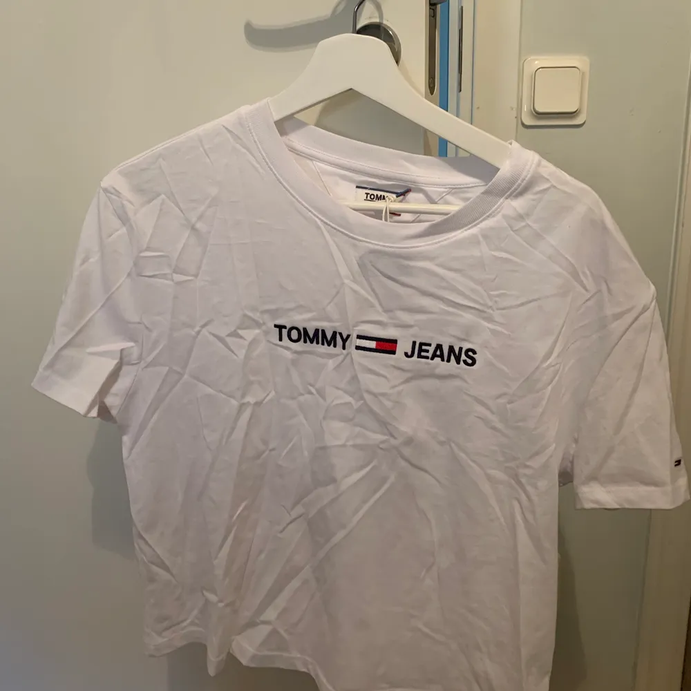 T-shirt från Tommy hilfiger. Helt ny med prislapp dock lite skrynklig. T-shirts.