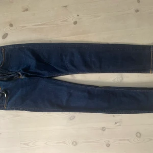 Nudie jeans - Stl 32/32 Smala, lite stretch, använda ngn enstaka gång, köpte för små.
