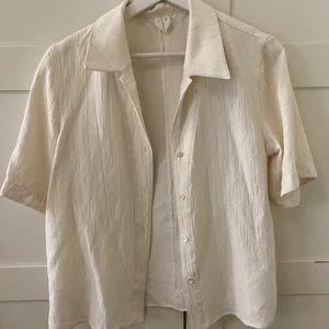 Naturvit skjorta - Jättesöt skjorta från Arket. Har lite textur (se tredje bilden). 💖💖 Villig att diskutera pris!