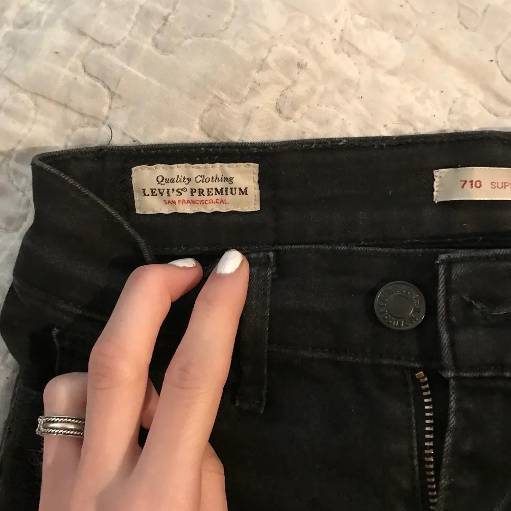 Levis super skinny Jeans svarta , jätte fina men lite korta mig som är 173men passar nog folk som är 165 ungefär storlek 24 antar att det är xs , väldigt fräscha köpta för 800kr men säljer för 300 . Jeans & Byxor.