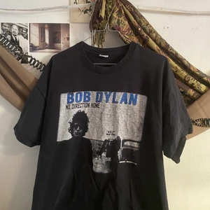 Band T-shirt  - Gammal Bob Dylan T-shirt med print!! Tyvärr ett hål under ena armen men syns inte när den är på :) jätte busig och väldigt baggy