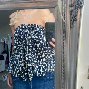 Zara topp storlek S - Säljer denna topp från zara. Storlek S. Superhärlig material med fina snören till. Man kan välja lite själv hur man vill ha snörerna💕