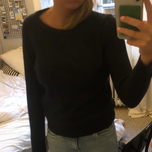 Mörkblå stickad tröja - Jättefin mörkblå stickad tröja från vila nästan helt oanvänd 💓