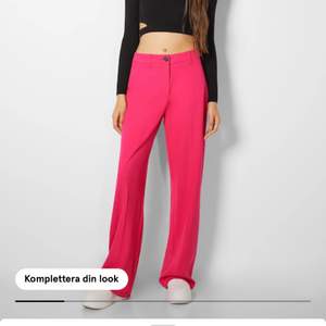 Säljer mina rosa vida byxor från Bershka för 100 kr + frakt storlek 34 