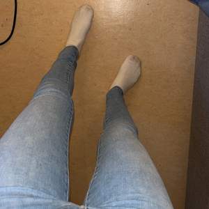 Levis jeans i storlek 24/32 midjan e hyfsat stretchig jag brukar ha 25 men dom här passar bra också