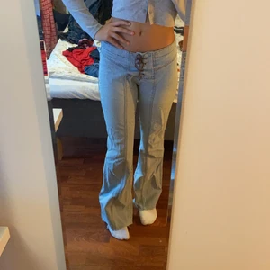 Lågmidjade jeans  - Lågmidjade jeans med knytning i fram! Avklippta så de passar mig som är 166cm! Har storlek 36 som referens med bilden