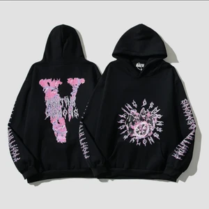 Vlone - Beställningsvara! D flesta storlekar finns. Äkthetsbevis, originalbox mm tillkommer som vid köp i affär. Swish eller postförskott= Få skorna betala sedan. Vid frågor tveka ej att kontakta de finns flera bilder.