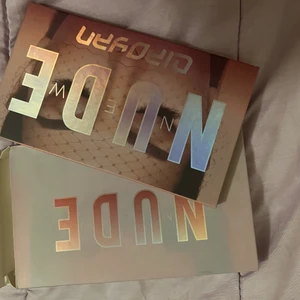 Nude Eyeshadow palette  - Hej,  Jag säljer mitt nya eyeshadow palette som är helt nytt pga att jag köpte 2 st istället för 1. Jag har själv använt mitt palette och rekommenderar starkt då färgerna är starka och sitter fast.   Orig pris 250kr.  Säljer för 199 kr inkl frakt 