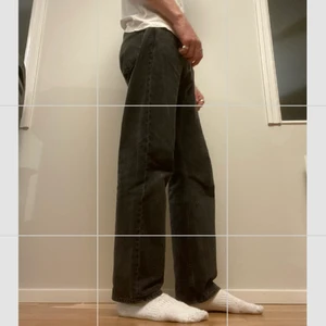 raka jeans - Jeans med rak passform. Herr men funkar för unisex. Bra skick förutom ett litet hål på ena benet. 