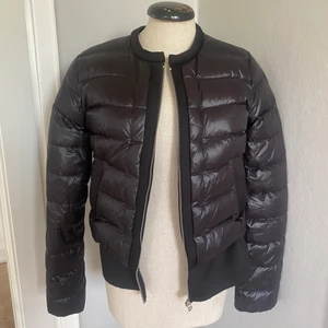 Maje jacka - En perfekt höstjacka i storlek 1 (xs/s) Köpt för några år sedan på deras butik i Paris men jag har bara använt den 1-2 gånger. Ordinarie pris: 3000
