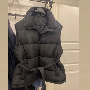 Väst från bikbok med knyt band  - Hej säljer min fina väst från BikBok köpt för nån månad sen men aldrig använd. Helt ny i storlek L med knytband och säljs inte längre hos bikbok. Priset kan självklart diskuteras vid snabb affär. Kan fraktas men köparen står för frakten :) 