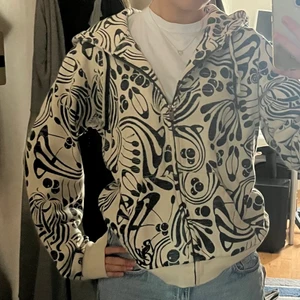 Ripcurl hoodie - En hoodie från RipCurl. Endast använd 1 gång. På lappen står det att strl är XL men jag tycker den är mer en M/L