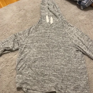 Lager 157 - Grå tun tröja andvänd 2-6 gånger❤️ säljer för den är för liten