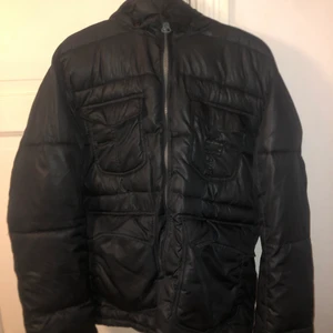 pufferjacka från lee  - En superfin täckjacka/ pufferjacket från vintage Lee. Fint skick. Storlek L