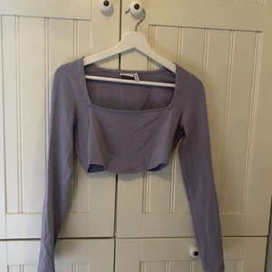 Cropad topp - Fin croppad långärmad topp med v-skurning nertill. Superfin och sparsamt använd, storlek 38 men skulle även passa en 36:)  Skicka vid intresse eller fler bilder! Köpare står för frakt.