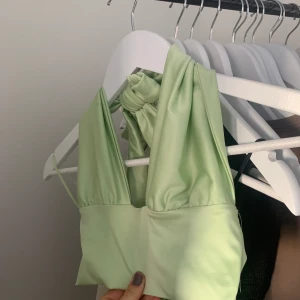 Pia halterneck top  - Såå fin topp från Gina Tricot i en ljusgrön färg! Justerbar och sitter därför perfekt på mig som xs, men funkar troligen en s också. Jätteskönt material och använd någon enstaka gång 😊