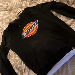 Dickies - En dickies hoodie, märket e lite slitet som man ser på bilden i övrigt fin