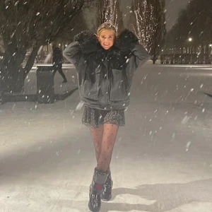 Boohoo jacka - Säljer en av mina favorit jackor från boohoo med avtagbar päls på armar och runt nacken. Världens finaste jacka som är så varm och mysigt samt passar till allt