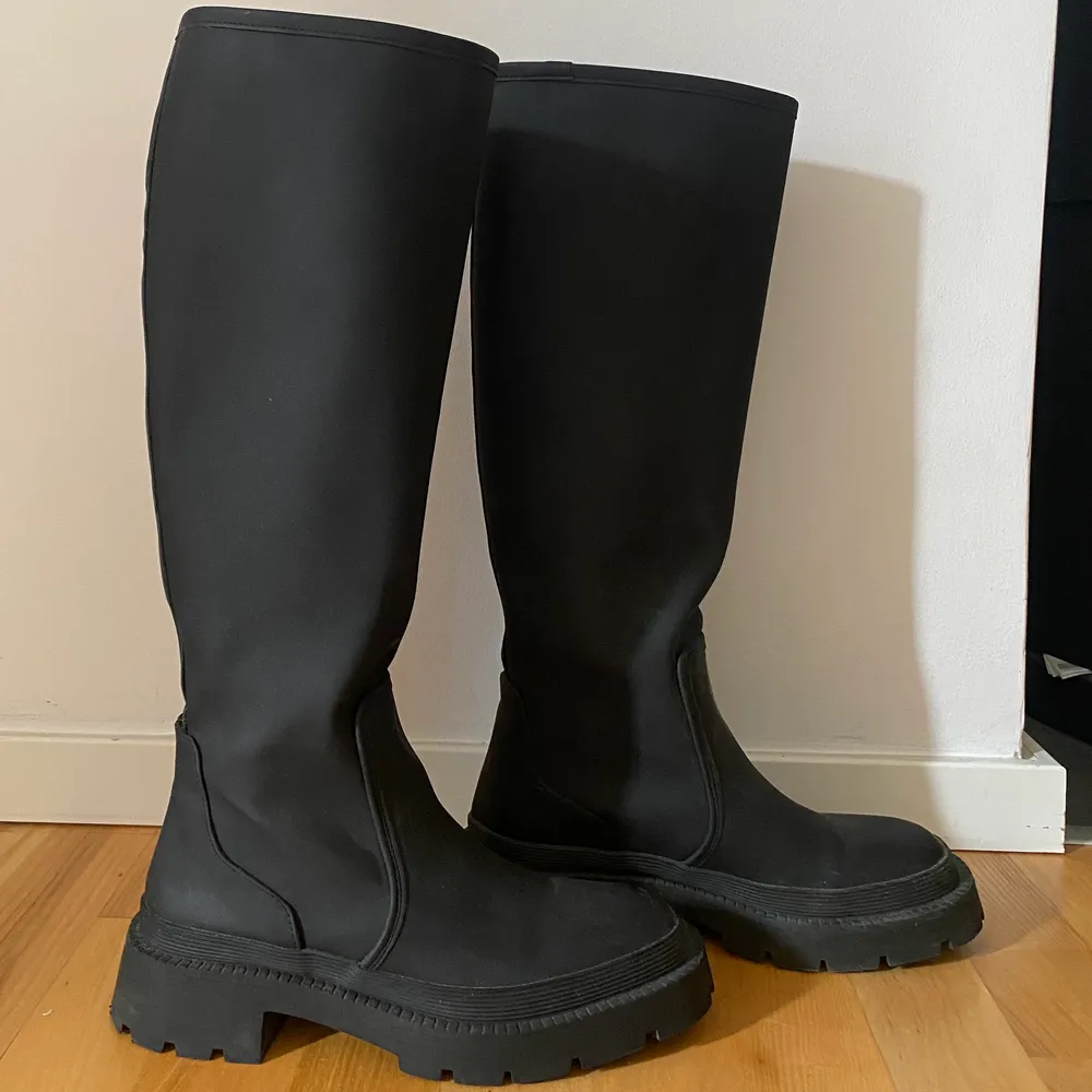 Säljer mina chunky boots från Zara. De är i storlek 39 och är svarta. De är bara använda en gång och är köpta för 499kr, säljer vid bra bud! De är otroligt bekväma och håller värmen bra nu till hösten! Två första bilderna är lånade. Köparen står för frakt. Skor.