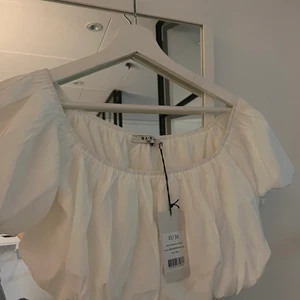 Topp oanvänd  - Superfin oanvänd topp från NAKD. Men lappar kvar