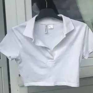 En vit top, liknar en skjorta. Skönt material, har andvänds två gånger för den är för liten. Kostade 100 när jag köpte😍