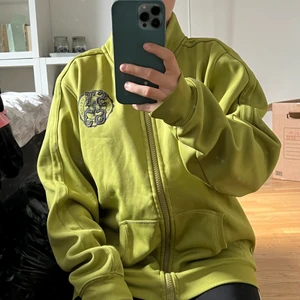 Grön dragkedjetröja  - Grön dragkedjetröja, vet ej vilket märke det är men storlek än XXL