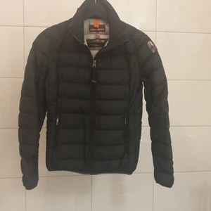 Parajumper Jacka - Storlek Y-M passade när jag var 12-13 år. Mycket gott skick, varsamt använd.
