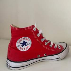 Superfina röda Converse i storlek 39 :) sparsamt använda💗