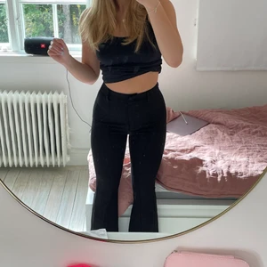 Kostymbyxor  - Säljer ett par högmidjade kostymbyxor med ett tjockt material som är perfekt nu till hösten