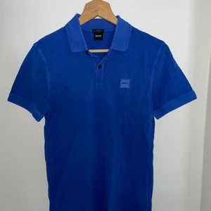 Hugo Boss Piké  - Väldigt snygg och helt oanvänd hugo boss piké. Tröjan är i storlek S och säljer pga att den inte riktigt är min stil längre och på gränsen till för liten.  Nypris 600kr  Mitt pris 249kr Priset kan såklart diskuteras Och köparen står för frakten