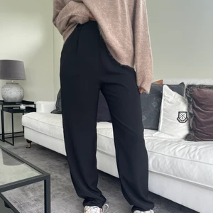 Bikbok Kostymbyxor - Fina kostymbyxor från Bikbok! Köpta för 2 år sedan och har använts 2 gånger! Storlek S