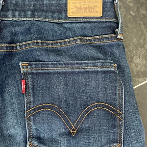 Jeans  - Säljer dessa jeans från Levi’s som jag köpte på sellpy eftersom de var för korta för mig som är 173:/ ❤️‍🔥❤️‍🔥det står att de är i M men sitter tight på mig som är S , de har ganska låg midja 