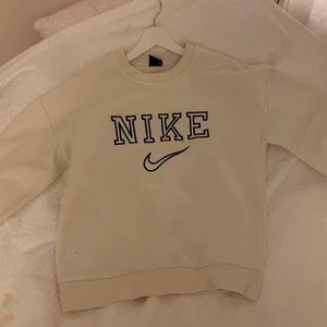 Nike sweatshirt - Säljer min skitsnygga nike sweatshirt, är lite liten i storleken, passar xs - m 💗 Helt ny. Köp direkt för 550 inklusive frakt 💞 Skriv till mig innan du trycker på köp direkt!