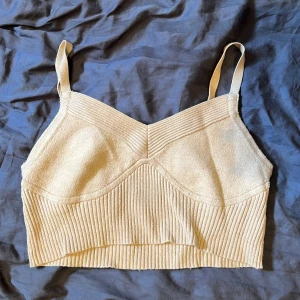 Kort viskoslinne - Kortare linne i viskos. Mycket fint skick, säljer då den inte kommer till användning.😊 Beige!