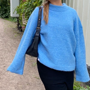 Stickad Tröja - Jättefin blå stickad tröja ifrån Gina tricot! Nästan aldrig använd så nästan som Ny! 😇