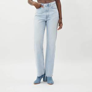 Ljusblåa jeans från weekday i modellen Row. Storlek 26/32. Väl använda men bra skick, skriv för fler bilder.