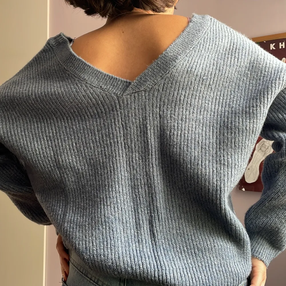 Size - M/L, Condition- excellent, Style - woollen v-neck blue sweater. Perfect for autumn!! . Stickat.